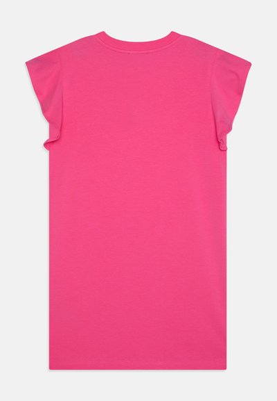 Camiseta de manga corta rosa con cuello redondo y mangas acampanadas. Hecha de una tela suave, presenta un color sólido sin patrones ni acentos.