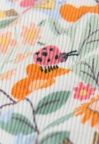 Material cu model ce prezintă flori colorate și buburuze în roz, portocaliu și verde pe un fundal alb cu textură ridicată. Textură moale.