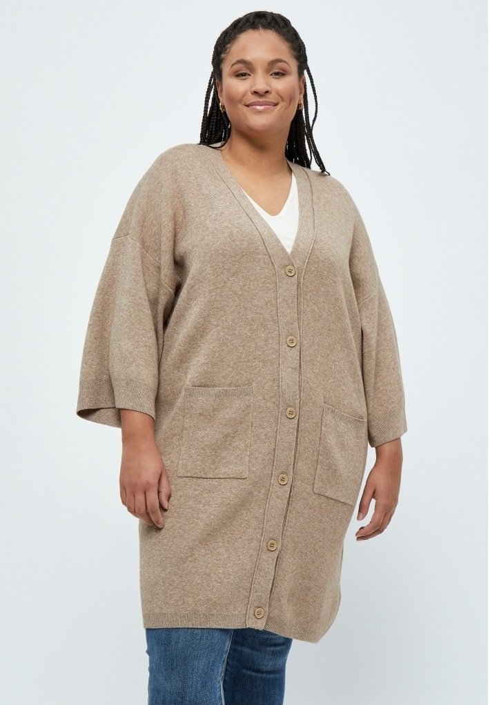 Cardigan lavorato a maglia beige con scollatura a V, bottoni frontali e due tasche. Presenta una vestibilità morbida e maniche a tre quarti per maggiore comfort.