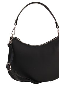 Sac à bandoulière noir en matériau synthétique lisse, avec une forme incurvée, une fermeture à glissière et des accents en métal argenté sur la bandoulière.