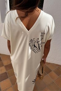 Abito color crema a scollo a V realizzato in un morbido tessuto, caratterizzato da grafiche nere, tra cui una mano e testo stilizzato, con maniche corte e vestibilità ampia.