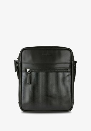 Borsa in pelle nera con una finitura liscia e testurizzata, presenta scanalature verticali, una tasca frontale con zip e una tracolla regolabile.