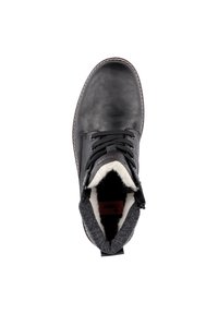 Bota de cuero negro con parte superior texturizada, puntera redonda y forro gris de contraste. Presenta cordones negros y una suela resistente con detalles de costura.