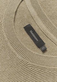 Pull beige en maille avec col rond côtelé, étiquette de taille noire indiquant "L" et étiquette de marque "Matinique."