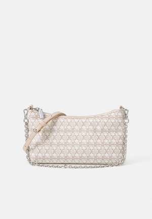 Sac à épaule en cuir beige avec une bandoulière en chaîne, présentant un motif de formes entrelacées et une texture lisse. Fermeture éclair.
