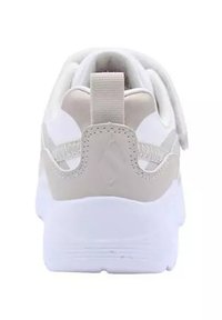 Sneaker bianca con accenti beige, dotata di una parte posteriore testurizzata, lacci e un'etichetta in tessuto. Suola in gomma resistente con un marchio discreto.
