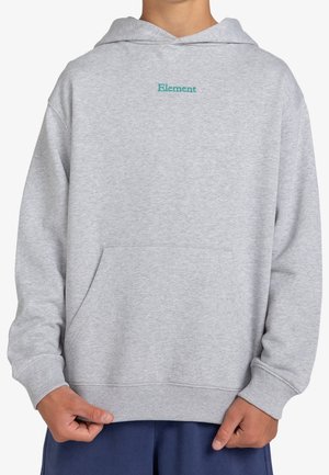 Sudadera gris hecha de una tela suave, con un bolsillo frontal, puños de canalé y un pequeño logo turquesa de "Element" en el pecho.