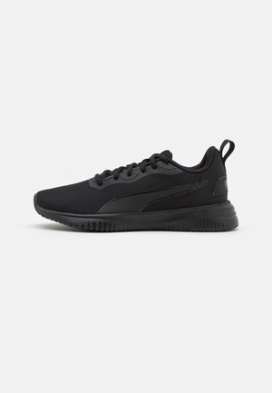 Baskets de sport basses noires avec tige en mesh, fermeture à lacets, semelle en caoutchouc et languette au talon, vues de l’extérieur.