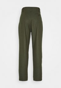 Zielone, teksturowane spodnie o prostym kroju, z pojedynczym guzikiem i tylną kieszenią, przedstawione od tyłu.