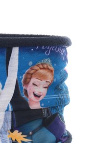 Fleece nekwarmer met een blauw patroon en afbeeldingen van cartoonfiguren, met een donkerblauwe bovenrand. Zachte stof met een rekbare uitstraling.