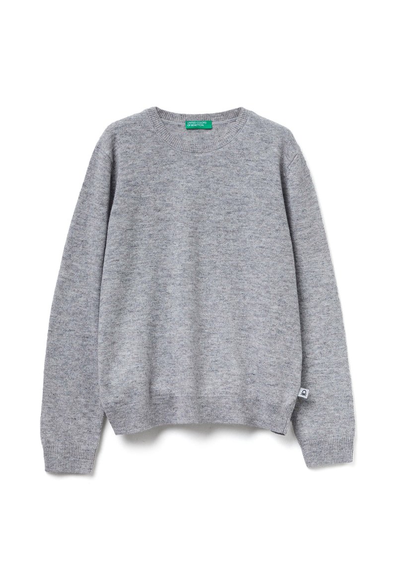 Maglione grigio chiaro realizzato in morbido filato, con scollatura rotonda, polsini e orlo a costine, dotato di un piccolo logo sul lato inferiore.