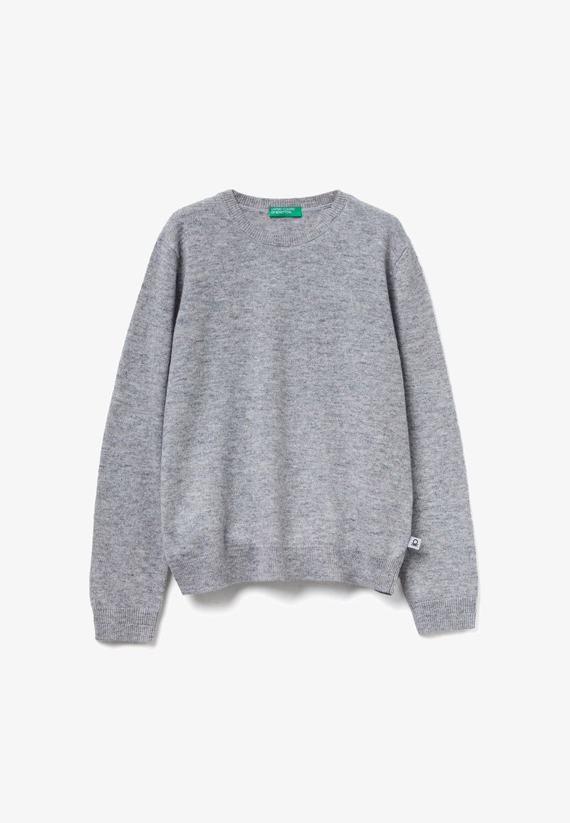 Maglione grigio chiaro realizzato in morbido filato, con scollatura rotonda, polsini e orlo a costine, dotato di un piccolo logo sul lato inferiore.