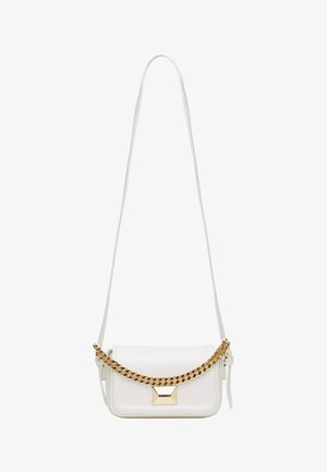 Borsa a tracolla in pelle bianca con tracolla a catena dorata, forma rettangolare e un accento in metallo dorato lucido sulla parte anteriore.