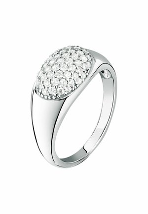 Anello in argento con grappolo ovale di piccoli diamanti rotondi sulla parte superiore, fascia liscia e lucida, design elegante e moderno.