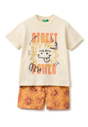 Kremowy t-shirt z krótkim rękawem z napisem "Street Power" i grafiką uśmiechniętego słońca, zestawiony z pomarańczowymi szortami z pasującym wzorem słońca.