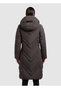 Lang, mørkegrå puffjakke med et chevron mønster, stor hætte og logo detaljer på bagsiden. Har en slim fit og ribbede cuffs.