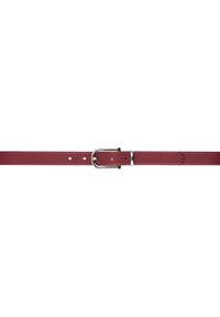Ceinture en cuir rouge avec une boucle en métal argenté brillante. Elle présente plusieurs trous pour un ajustement et une texture lisse sur toute la surface.