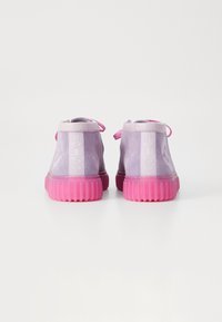 Clarks TORHILLEXPLORE POKÈMON UNISEX - Kasdieniai suvarstomi batai - grey/pink