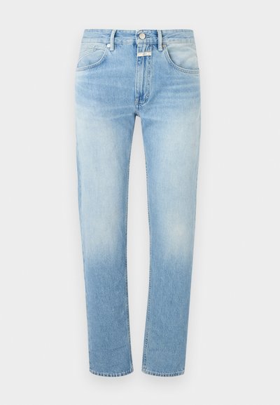 Jean en denim bleu clair avec une coupe droite, deux poches avant, une fermeture à bouton et un léger délavage sur le tissu.