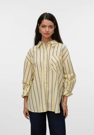 Gulstribet skjorte med krave, knaplukning foran og brystlomme. Blødt stof og afslappet pasform med opsmøgede ærmer.