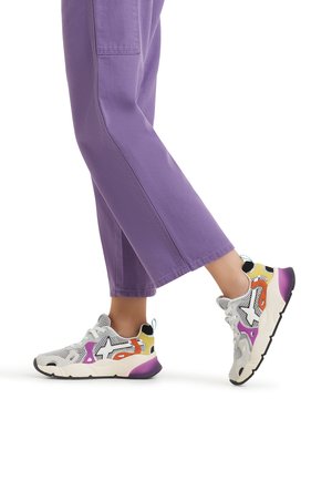 Sneaker multicolore con tomaia in mesh bianco e dettagli arancioni, viola e gialli; suola spessa bianca con tallone viola.