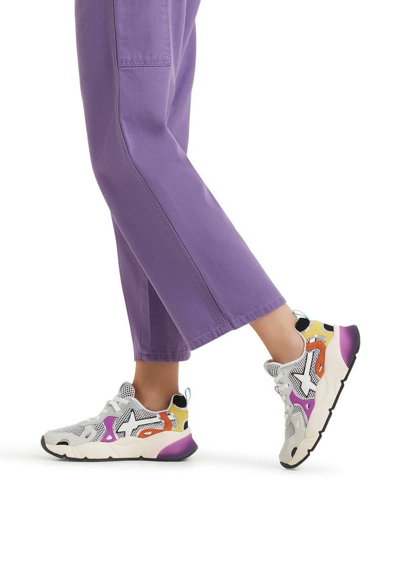 Sneaker multicolore con tomaia in mesh bianco e dettagli arancioni, viola e gialli; suola spessa bianca con tallone viola.