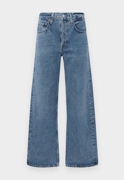 Jeans din denim albastru, cu croi larg, design clasic cu cinci buzunare, închidere cu nasture și textură uzată, având margini brut.