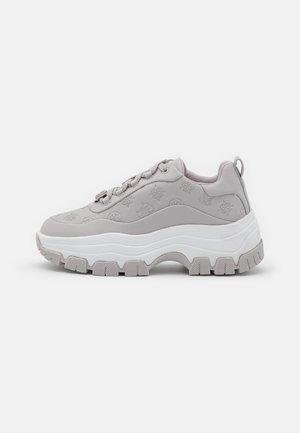 Lysegrå chunky sneaker med præget blomstermønster, tyk hvid sål, polstret krave og snørelukning.