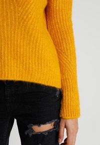 TWINTIP Sweter