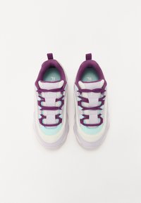 Mitmevärvilise disainiga sneakersid, millel on lavendlit, münti ja valget. Tekstureeritud üleosa, silmapaistvad paelad ja tõmblukud mugavaks jalga panemiseks.