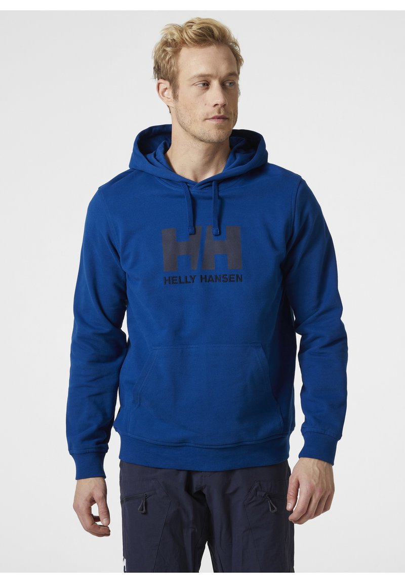 Sudadera azul hecha de tela suave, con un bolsillo frontal y capucha ajustable. Presenta un logo negro en el centro.