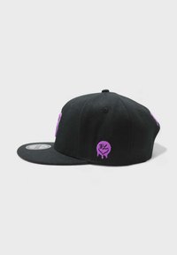 Musta snapback-hattuja, jossa on tasainen lippa, etupuolella ja sivuilla violetit kirjailtut logot. Valmistettu kestävästä kankaasta, jonka pinta on sileä.