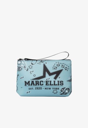 Hellblaues Handgelenktäschchen mit schwarzen Paisley-Designs, einem großen Stern-Logo und dem Text "Marc Ellis Est. 1920 New York" auf der Vorderseite.