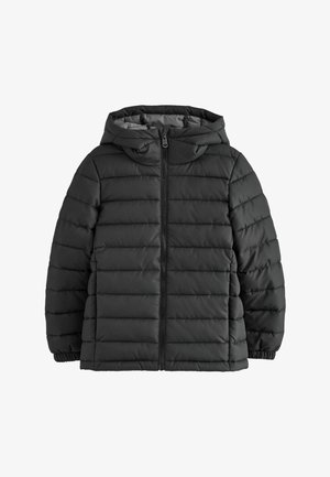 Chaqueta acolchada negra con capucha, que presenta un cierre frontal, costuras horizontales y puños elásticos. Exterior liso y resistente al agua.