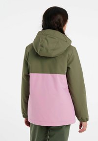 Groen en roze kleur-geblokkeerde jas met een capuchon, voorzien van elastische manchetten en een gladde textuur. Ontworpen voor buitenactiviteiten.