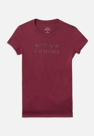 T-shirt ajusté à manches courtes bourgogne avec "ARMANI EXCHANGE" imprimé en lettres noires brillantes sur la poitrine.