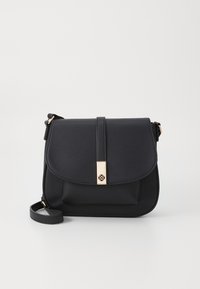 Sac en cuir noir en bandoulière avec un fermoir en or, de forme rectangulaire, texture lisse et bandoulière réglable.