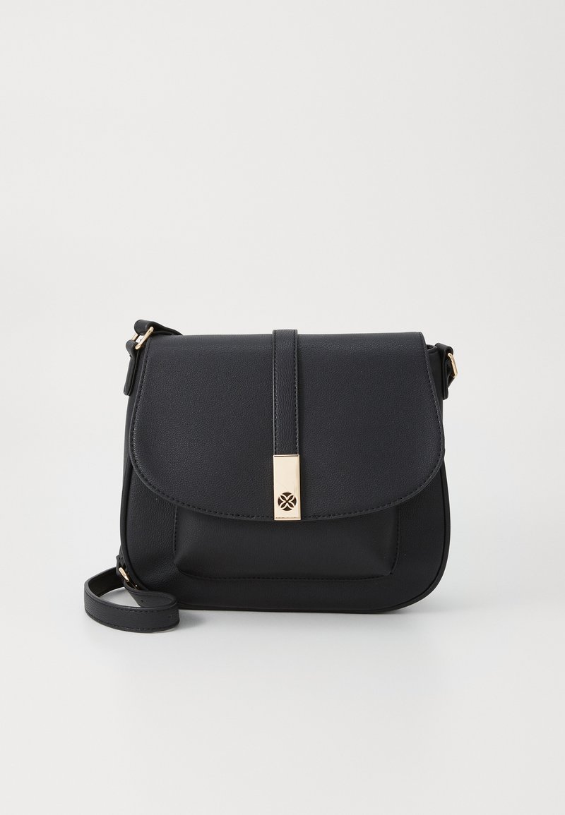 Sac en cuir noir en bandoulière avec un fermoir en or, de forme rectangulaire, texture lisse et bandoulière réglable.