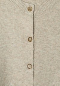 Beigeullig cardigan med ribbad halsringning, med fem runda bruna knappar framtill och strukturstickad tyg.