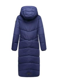 Cappotto in piuma blu navy con cappuccio, cuciture a chevron verticali, maniche lunghe e etichetta con logo all'orlo. Texture liscia e isolante.