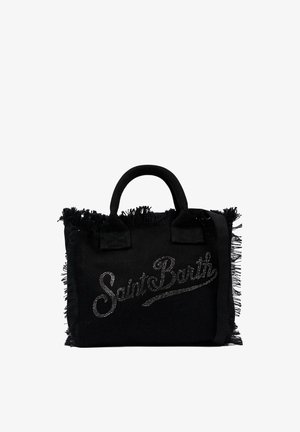 Schwarze Stofftasche mit Fransen an den Rändern, zwei Griffen, einem Schulterriemen und „Saint Barth“ vorne in Strasssteinen geschrieben.