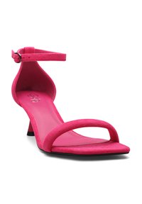 Roze suède sandaal met een enkelbandje, open teen en een middenhoge hak. Heeft een gladde binnenzool en een minimalistisch ontwerp.