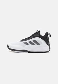 Chaussures de sport noires et blanches avec une tige en mesh, des accents texturés et une semelle en caoutchouc. Présente trois rayures noires sur le côté extérieur.