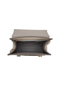 Sac à main en cuir gris avec une texture lisse, vue ouverte montrant un intérieur beige, détails en métal doré et un design structuré.