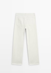 Vita jeans i denim med rak ben design, utrustade med två bakfickor och en midjemuddi i midjan. Mjuk textur och klassisk skärning.