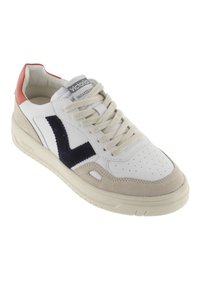 Baskets blanches avec des accents textiles gris, logo en suede bleu marine, embout en suede beige et semelle en caoutchouc crème. Elles possèdent des lacets ronds et des perforations.