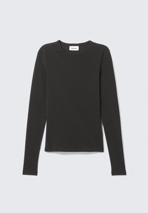 Zwart T-shirt met lange mouwen en ronde hals, slim fit, plat gelegd op een lichtgrijze achtergrond.