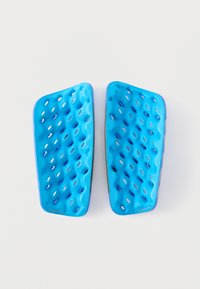 Μπλε λαστιχένιες εσάρπες παπουτσιών με υφή επιφάνειας που διαθέτει πολλαπλές μικρές οπές και μωβ περίγραμμα, σχεδιασμένες για αναπνευσιμότητα και απορρόφηση κραδασμών.