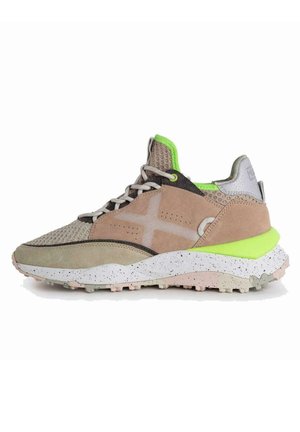 Zapatillas de tenis con parte superior de malla y ante en color beige, detalles en gris, talón verde y una media suela moteada en blanco y rosa.