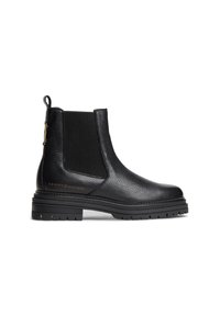 Botte Chelsea en cuir texturé noir avec des panneaux latéraux élastiques, une semelle épaisse, une languette au talon et un petit logo Tommy Hilfiger sur le côté.
